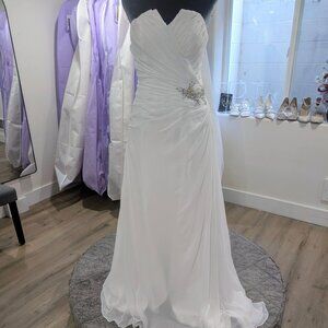 Cat ear neckline ruched wedding gown size 8